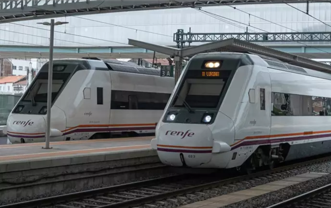 Archivo - Trenes de cercanías parados en las vías de la estación de trenes, a 24 de agosto de 2022, en Santiago de Compostela, A Coruña.