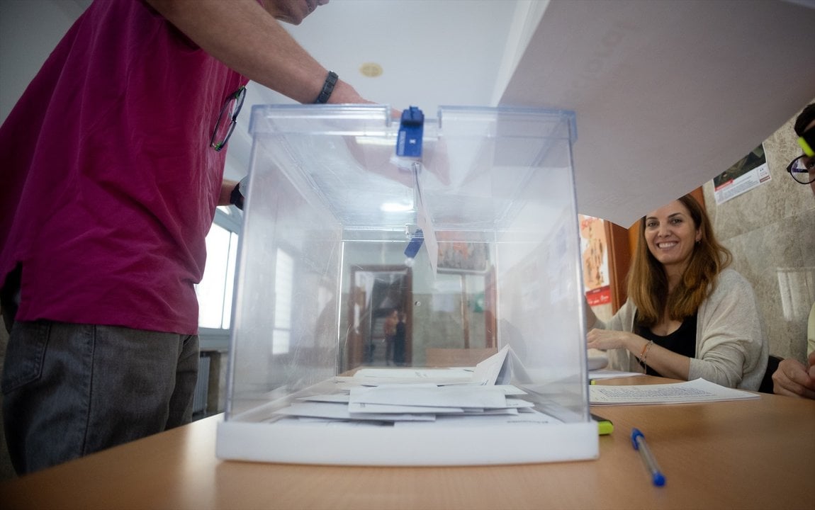 Una persona ejerce su derecho a voto en el colegio de Nuestra Señora del Buen Consejo, a 9 de junio de 2024, en Madrid (España). - Eduardo Parra - Europa Press