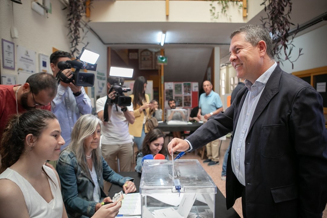El presidente de C-LM y secretario general del PSOE en la región, Emiliano García-Page, votando en las elecciones al Parlamento Europeo.