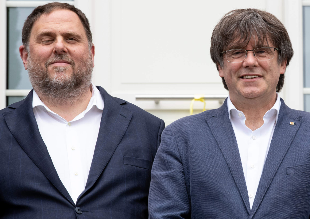 El presidente de Esquerra Republicana de Catalunya, Oriol Junqueras, y el expresidente de la Generalitat de Cataluña, Carles Puigdemont, en 2021