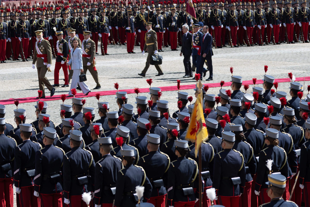 Los reyes pasan ante los alumnos de la Academia General Militar, de Zaragoza (Foto: José Ruiz / Europa Press).