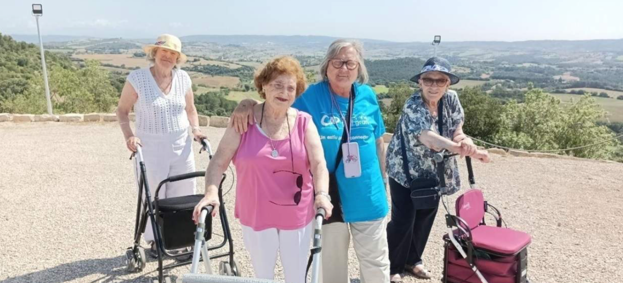 Mujeres mayores paseando durante sus vacaciones/Foto: Amigos de los Mayores (EP)