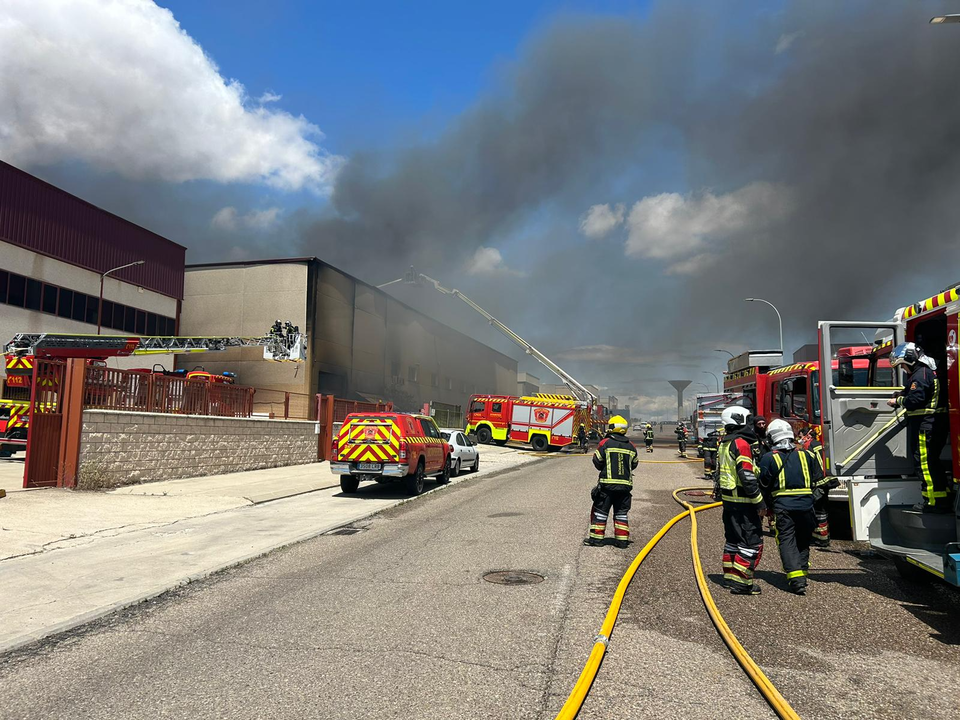 Bomberos de Toledo advierten de riesgo por falta de personal en plena temporada de incendios

El Sindicato de Bomberos de Toledo (SBT); tras el incendio ocasionado en la localidad Toledana de Casarrubios del Monte, estes lunes 15 de julio, en una nave del polígono industrial de “Monte Boyal”; vuelve a poner de manifiesto la falta de efectivos que sufre el Cpeis Toledo en verano tras el aumento de intervenciones; y la incapacidad de como servicio poder gestionar su operatividad por la falta de bomberos.

Tras pedir en múltiples ocasiones más bomberos-conductores diarios a la red de parques de la
Provincia, y recibiendo caso omiso por parte de la presidencia, y gerencia del Cpeis Toledo; es su
población y sus intervinientes los que sufren la problemática, llegando a poner en riesgo a los
mismos, además de no cumplir los Procedimientos de Seguridad del equipo SOS que marca el
mismo Cpeis.

En esta última ocasión, y como viene siendo habitual siempre que ocurre un incidente en las
zonas aledañas a la Comunidad de Madrid, son sus bomberos, los que tienen que ayudar a
resolver los siniestros que el CPEIS Toledo no son capaces de atajar por sus propios medios en
las tareas de extinción, al sobrepasar la respuesta que pueden atender.

Asimismo, desde que el Cpeis asumió las competencias de la Ciudad de Talavera; este parque
ha sufrido una bajada real de efectivos pasando a cubrir una localidad aproximada de 90.000
habitantes; 1 cabo, 1 conductor y 2 bomberos; algo ridículo comparándolo con cualquier
municipio de características similares.

Hasta cuándo se va a dejar de mirar para otro lado; mientras se sale del paso con la frase varias
veces escuchada “estamos trabajando en ello” ¿hay que esperar para ver soluciones cuando
pase alguna desgracia?