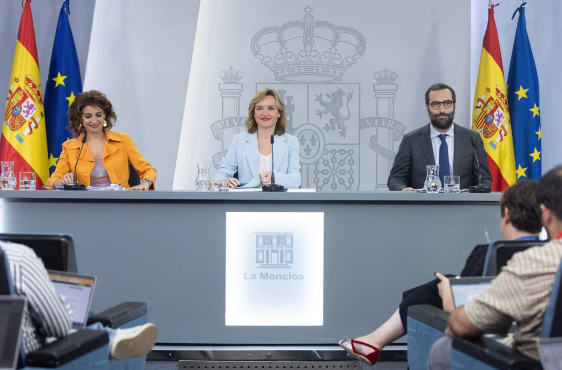 De izquierda a derecha. La vicepresidenta primera y ministra de Hacienda, María Jesús Montero; la ministra Portavoz, Pilar Alegría y el ministro de Economía,, Carlos Cuerpo, en el Palacio de la Moncloa, a 16 de julio de 2024, en Madrid.