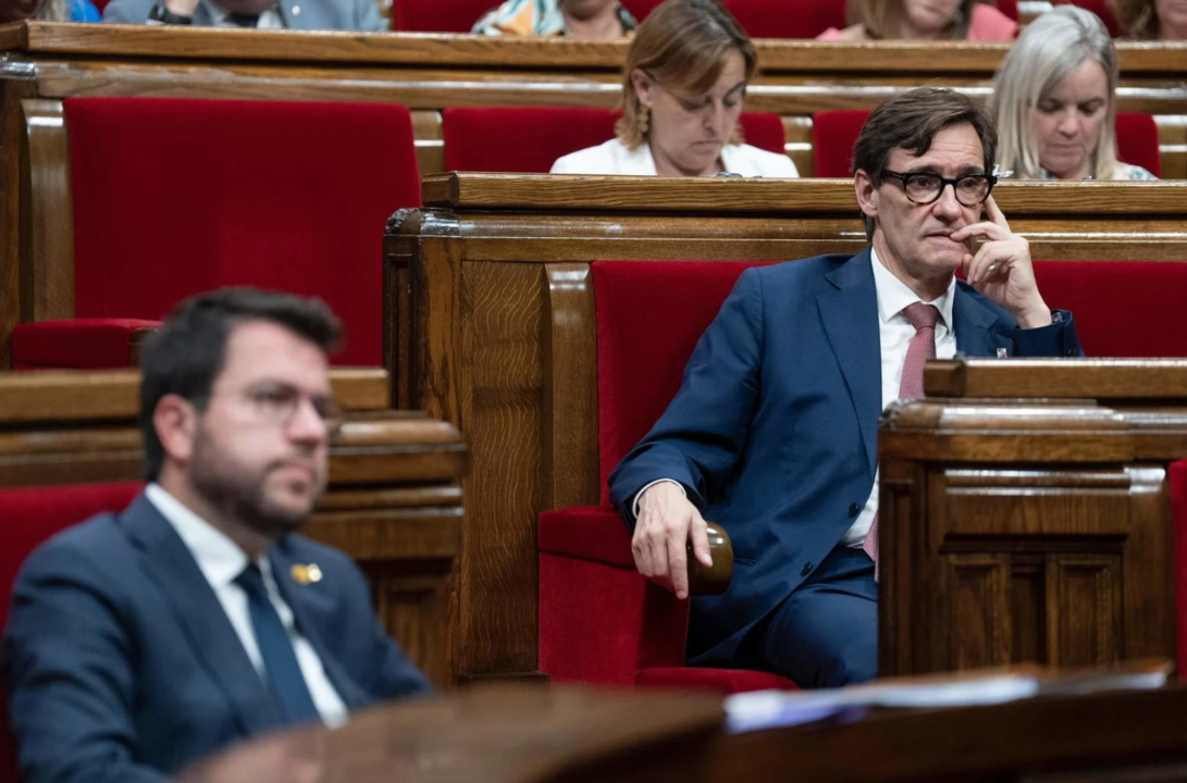 El presidente de la Generalitat de Catalunya, Pere Aragonès (i), y el líder del PSC, Salvador Illa (d), durante el tercer Debate de Política General de la legislatura, en el Parlament de Catalunya, a 27 de septiembre de 2023, en Barcelona.