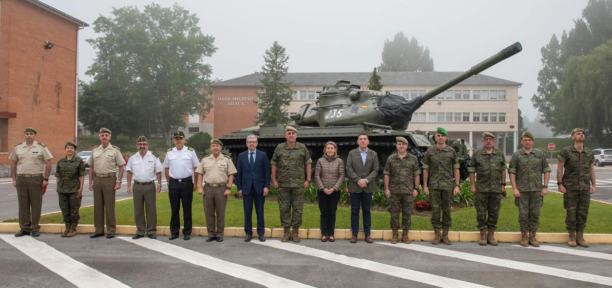 Visita del Observatorio de la Vida Militar a la base de Araca (Vitoria).