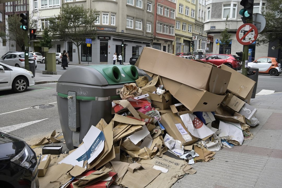 Basura amontonada junto a los contenedores durante la huelga de basuras en A Coruña, a 21 de julio de 2024, en A Coruña. (Foto: M. Dylan / Europa Press)