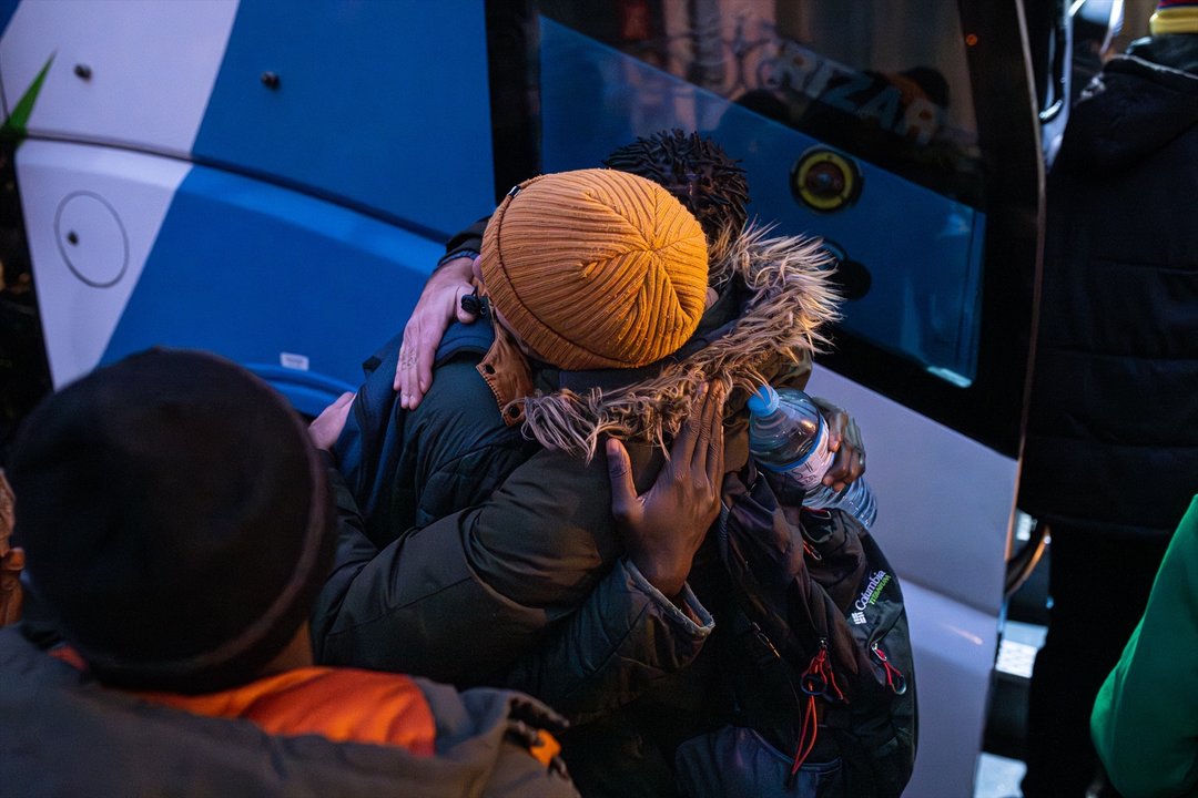 Migrantes procedentes de Canarias se despiden al dejar el hotel Baixamar para partir al campamento de Accem, a 19 de diciembre de 2023, en Sanxenxo, Pontevedra, Galicia. (Foto: Elena Fernández / Europa Press)