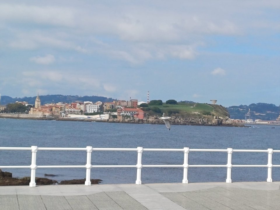 Al fondo, cerro de Santa Catalina e Iglesia de San Pedro, en Gijón. (Foto: Europa Press)