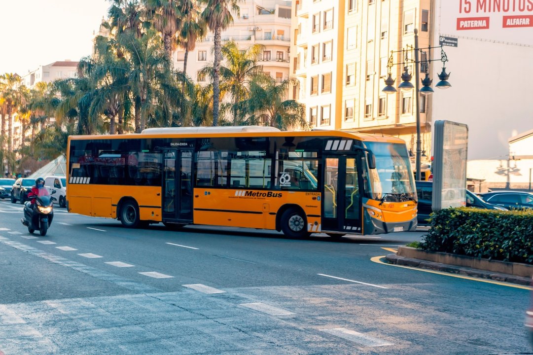 La Generalitat refuerza los servicios metropolitanos de autobús de Valencia durante las Fallas. (Foto: GVA)