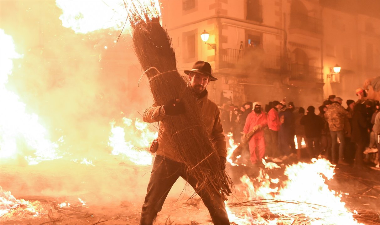 Decenas de personas durante la fiesta de Los Escobazos, a 8 de diciembre de 2022, en Jarandilla de la Vera, Cáceres. (Foto: Gustavo Valiente / Europa Press)