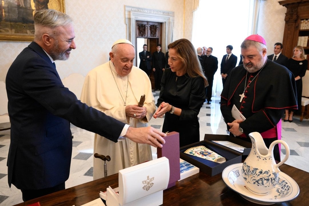 Jorge Azcón, el Papa Francisco, Natalia Chueca y el arzobispo Carlos Escribano. GOBIERNO DE ARAGÓN/EUROPA PRESS.