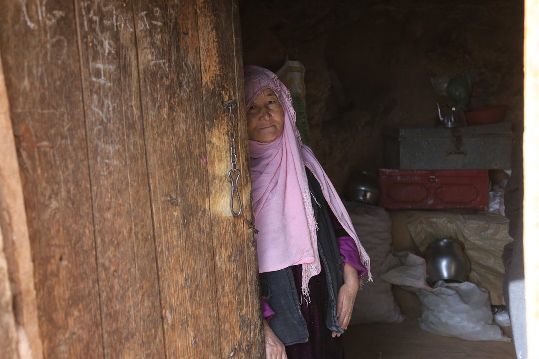 EuropaPress_5764768_bamyan_feb_21_2023____an_afghan_woman_is_seen_in_cave_turned_shelter_next