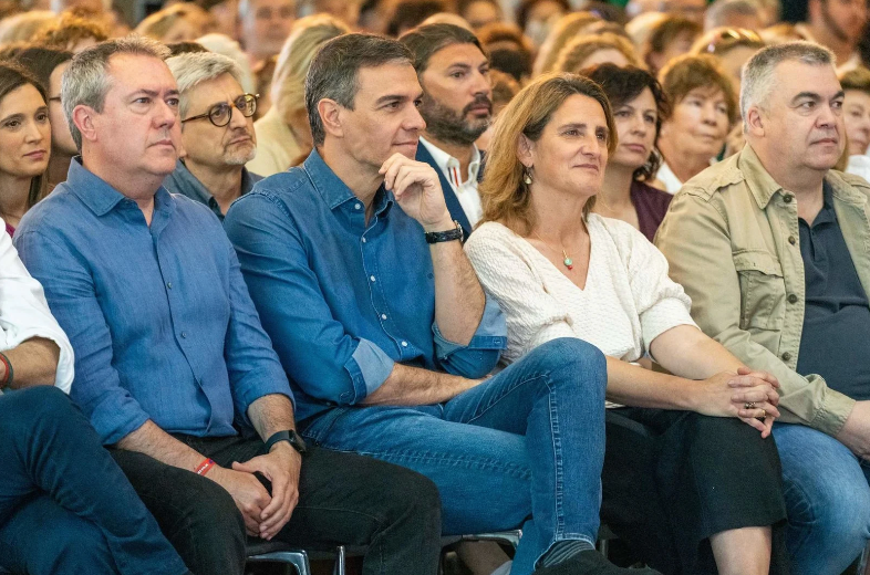 El presidente del Gobierno, Pedro Sánchez, junto a la candidata socialista europea Teresa Ribera. Foto: Europa Press