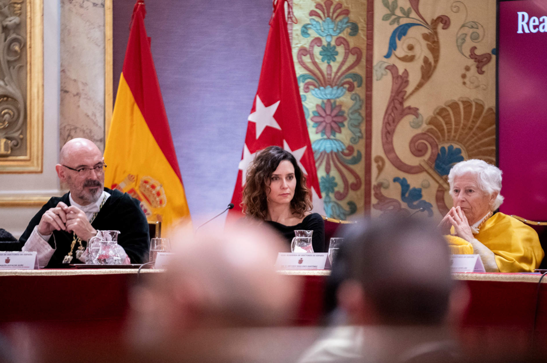 El rector de la Universidad Complutense de Madrid, Joaquín Goyache; la presidenta de la Comunidad de Madrid, Isabel Díaz Ayuso.