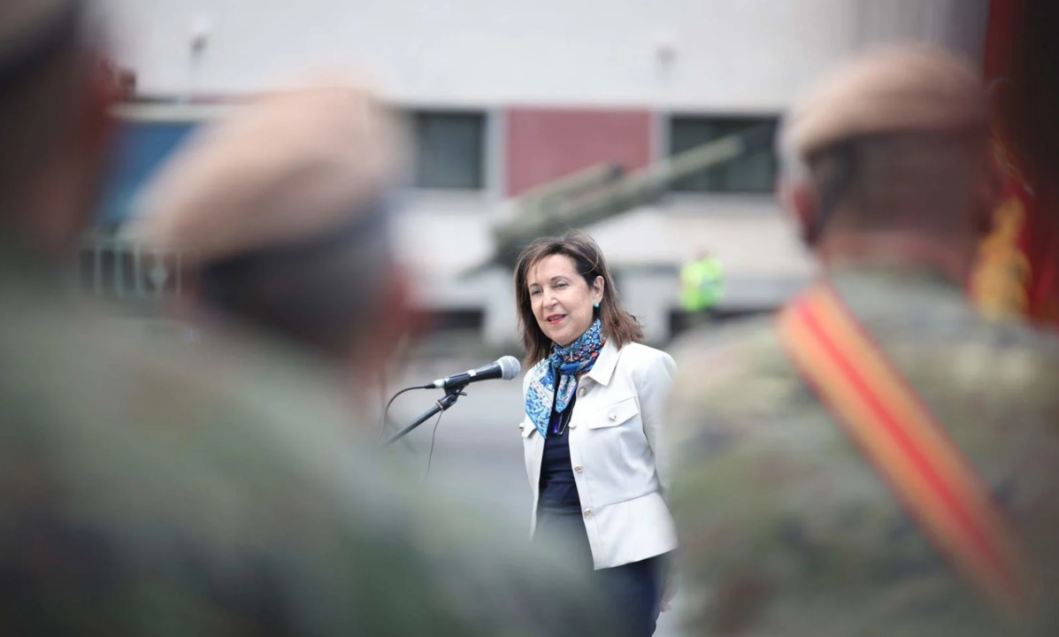 La ministra de Defensa, Margarita Robles, interviene durante su visita a la Brigada 'Canarias' XVI, ubicada en la base militar 'General Alemán Ramírez.