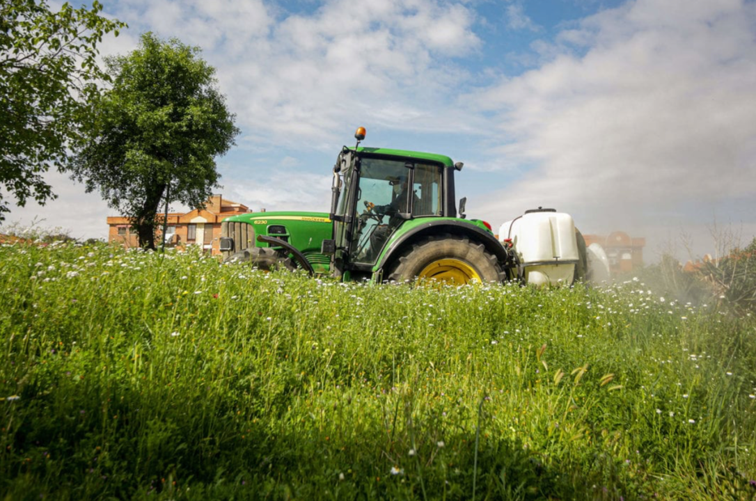 Un agricultor montado en su tractor en las inmediaciones de Aranjuez. (Foto Europa Press)