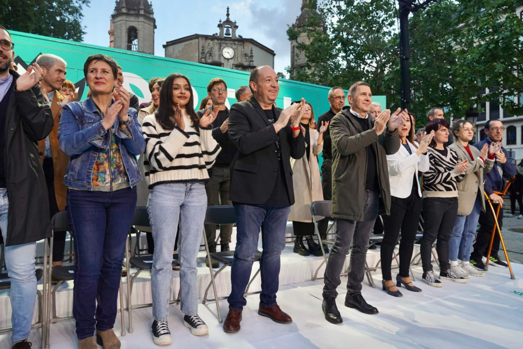 El cabeza de lista de EH Bildu a las elecciones europeas, Pernando Barrena, junto al coordinador de EH Bildu, Arnaldo Otegi, en el inicio de campaña en Bilbao.