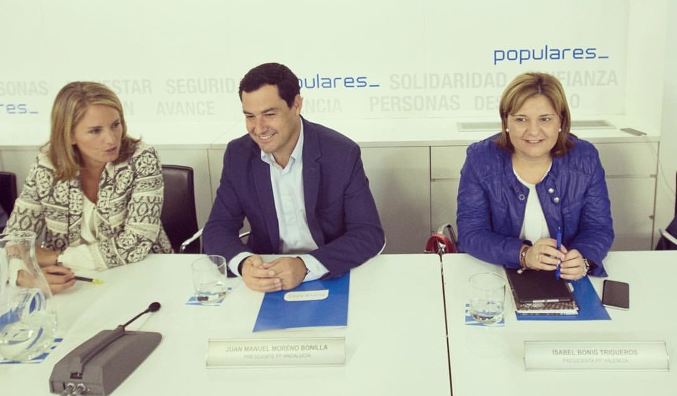 Isabel Bonig junto a Juanma Moreno, presidente de la Junta de Andalucia