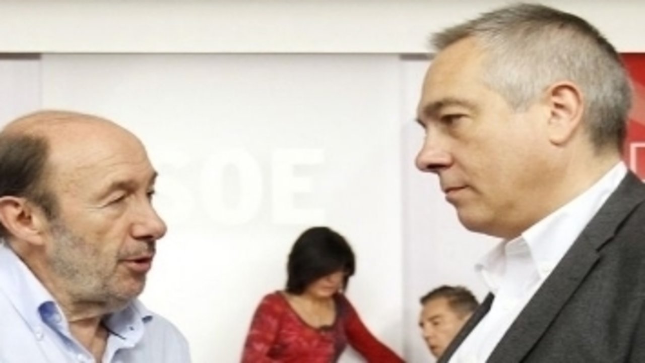 Alfredo Pérez Rubalcaba y Pere Navarro, antes de una reunión del Comité Federal del PSOE.