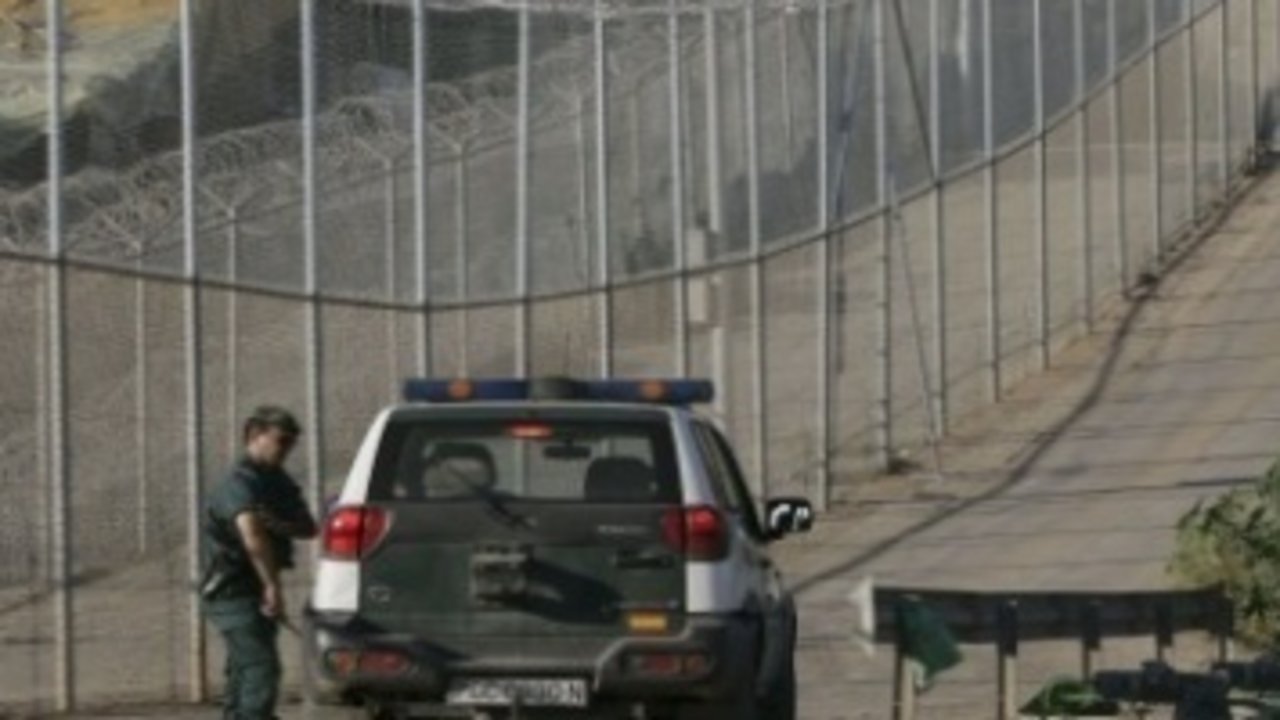 Una patrulla de la Guardia Civil junto a la valla que separa Melilla de Marruecos.