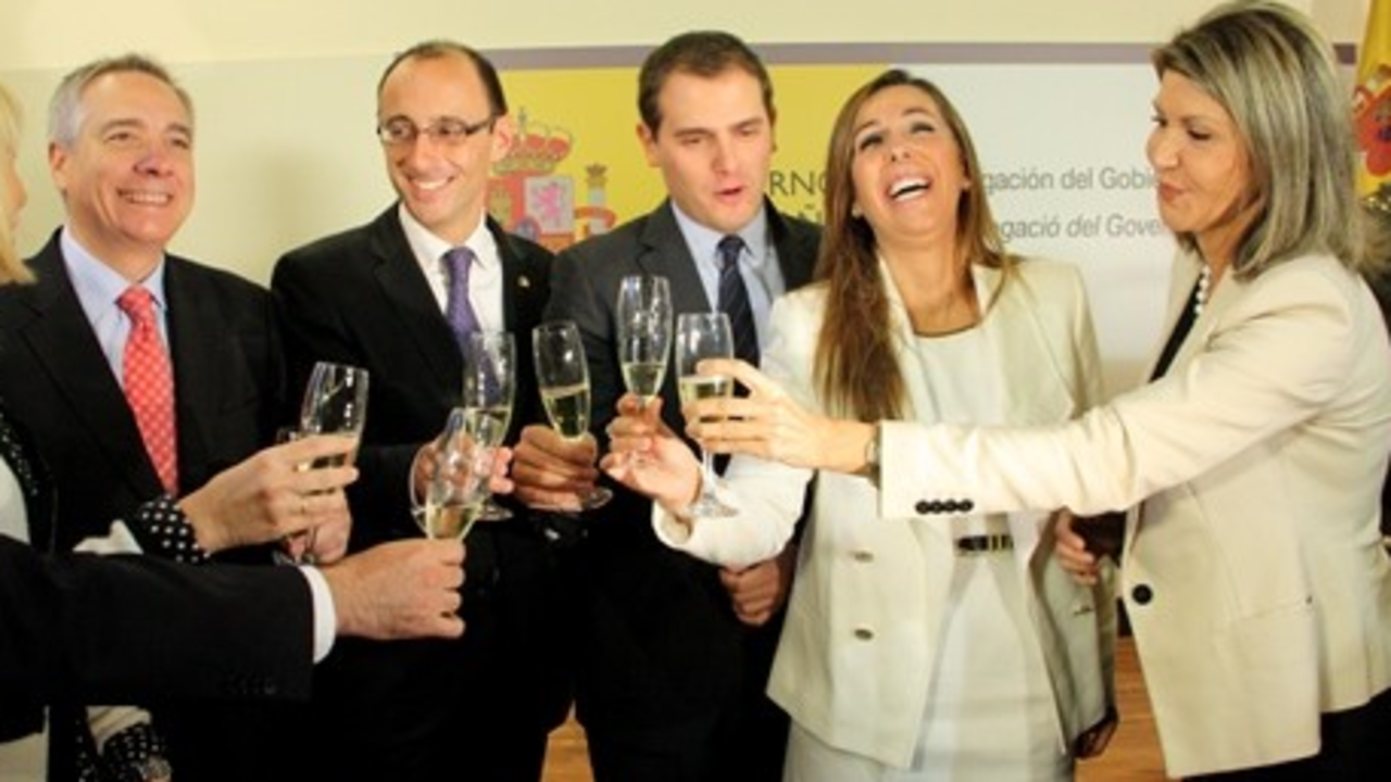 Brindis de en la Delegación del Gobierno en Cataluña la víspera del Día de la Constitución.
