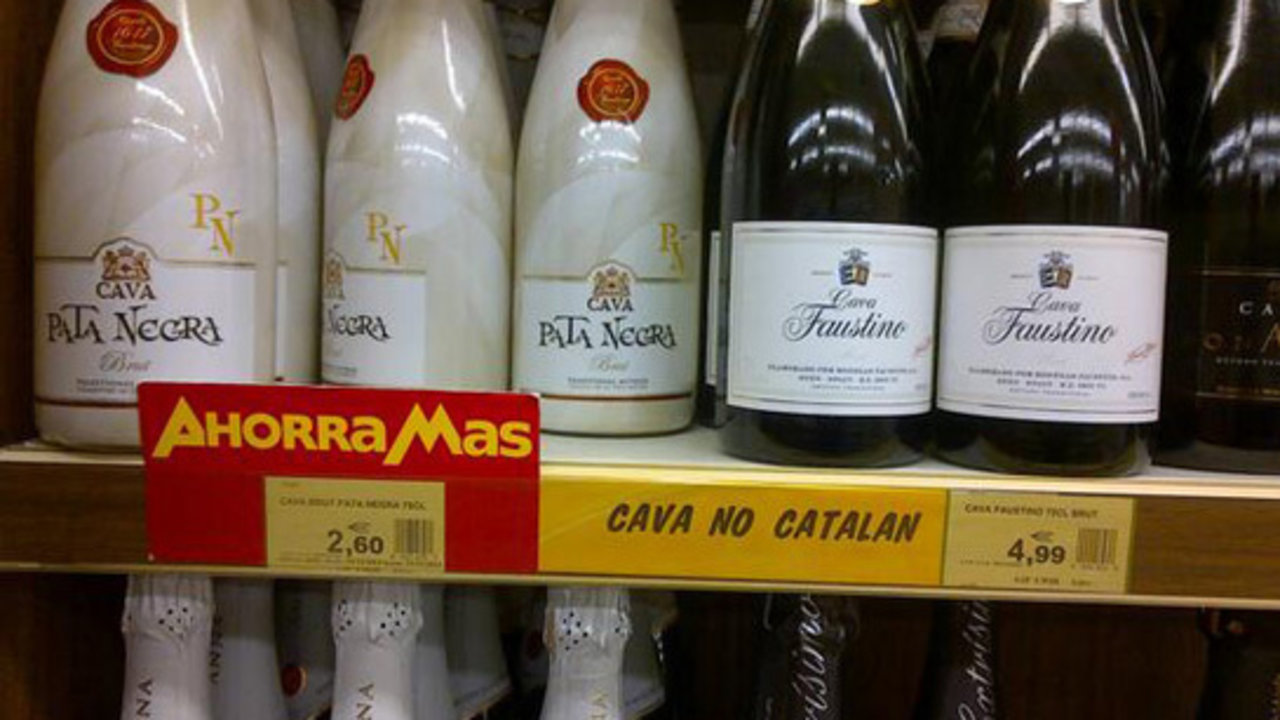 Botellas de cava "no catalán" en un supermercado AhorroMás de Madrid.