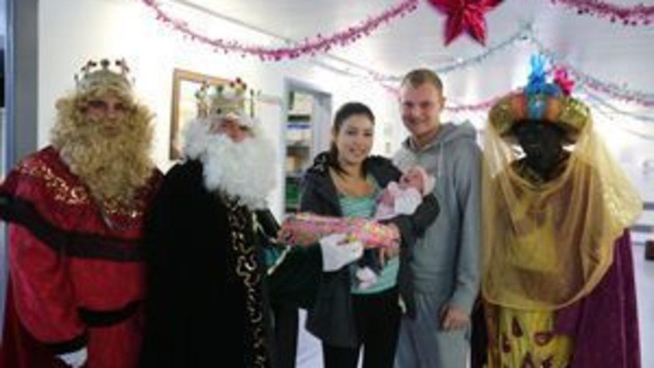 Los tres Reyes Magos visitan al primer niño nacido en 2014 en Gibraltar.