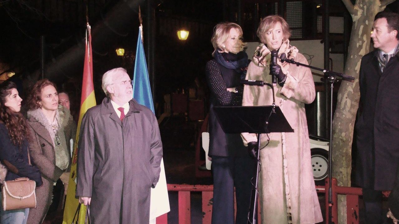 Esperanza Aguirre, con la vuida de Gregorio Ordóñez, Ana Iríbar, en un homenaje al concejal popular asesinado.