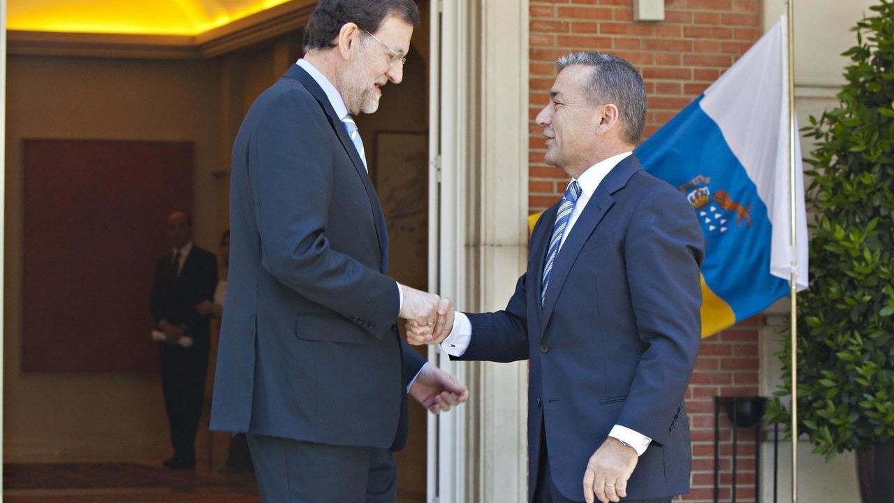 Mariano Rajoy recibe a Paulino Rivero en el Palacio de la Moncloa.