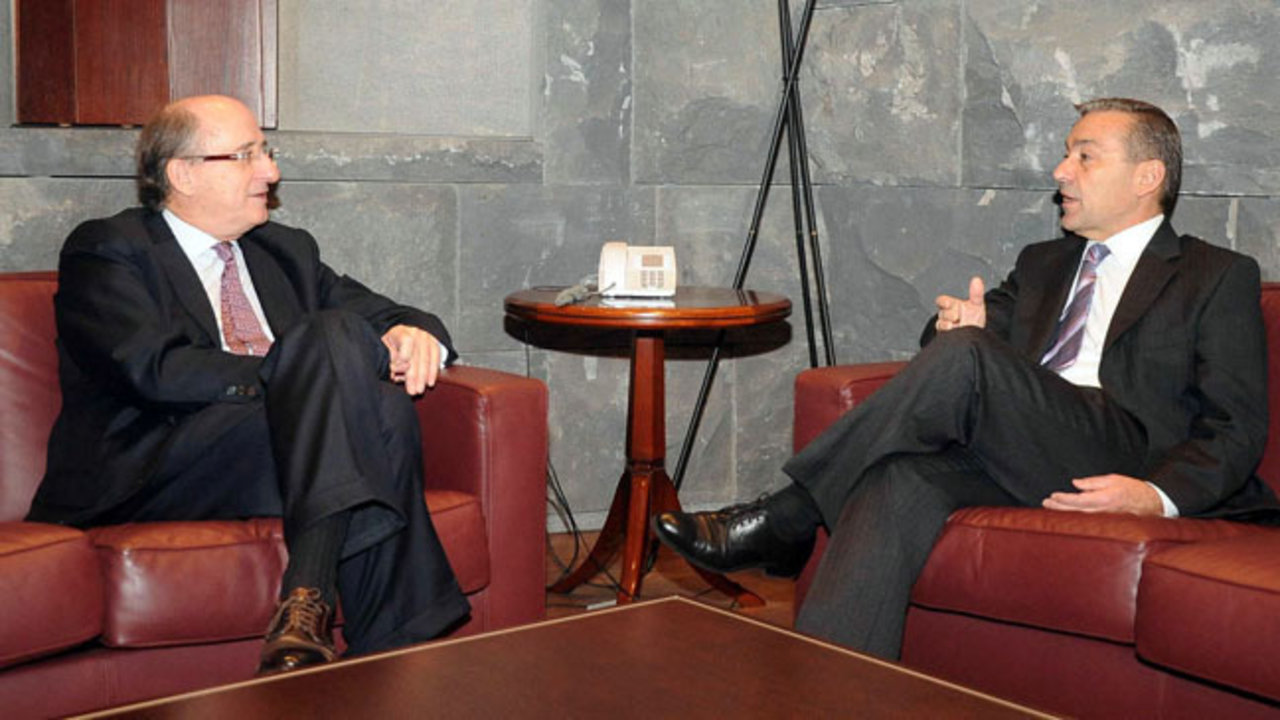 El presidente de Repsol, Antonio Brufau (izquierda), en una reunión con Paulino Rivero (derecha).