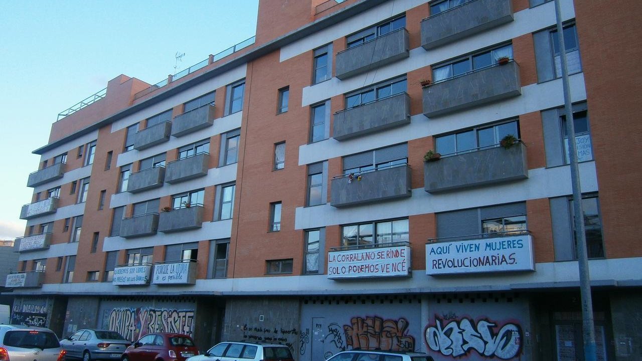 Edificio de viviendas ocupado en Sevilla, con el nombre de Corrala Utopía.