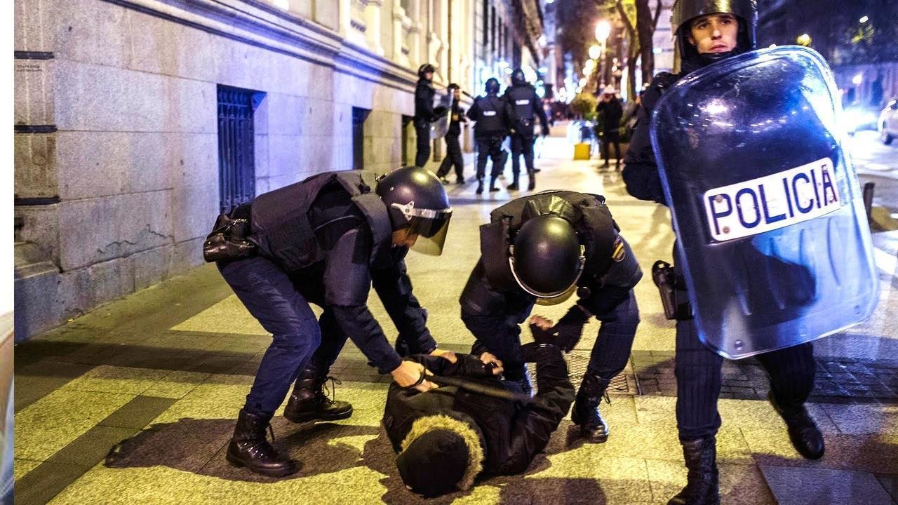 Agentes de la Policía Nacional detienen a una persona en Madrid durante las protestas en solidaridad con el barrio burgalés de Gamonal.