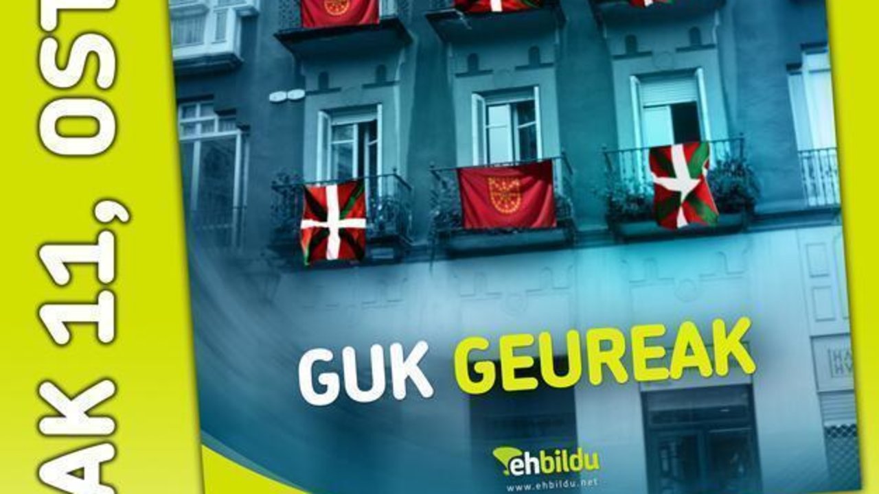 Cartel de EH Bildu con la campaña para llenar Usúrbil de banderas vascas y navarras.