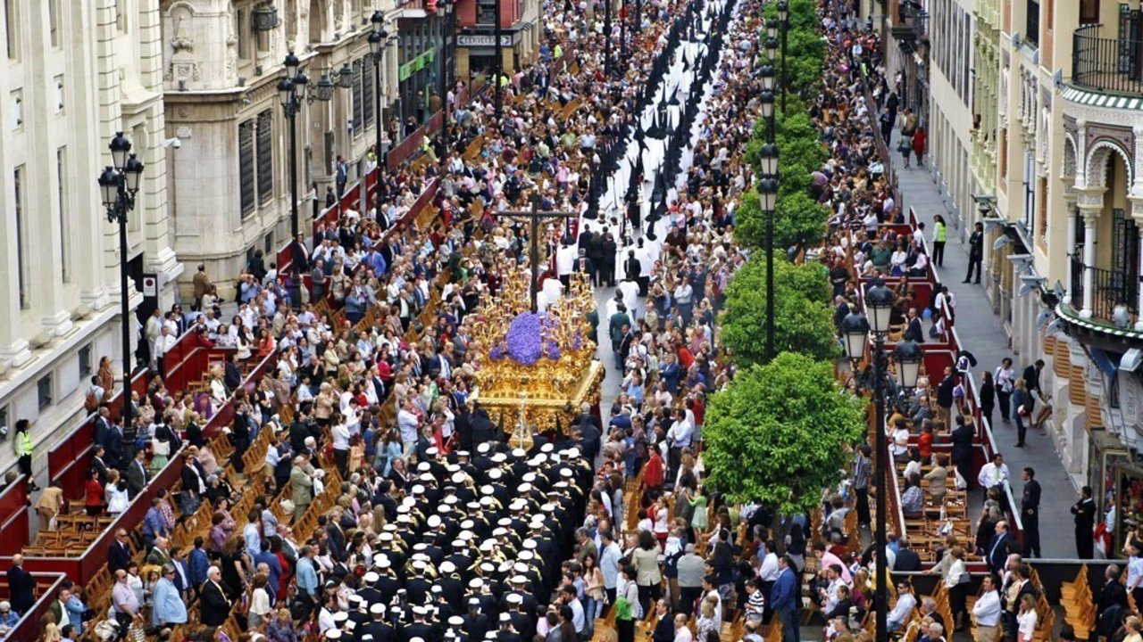 Procesión de Semana Santa por las calles de Sevilla.