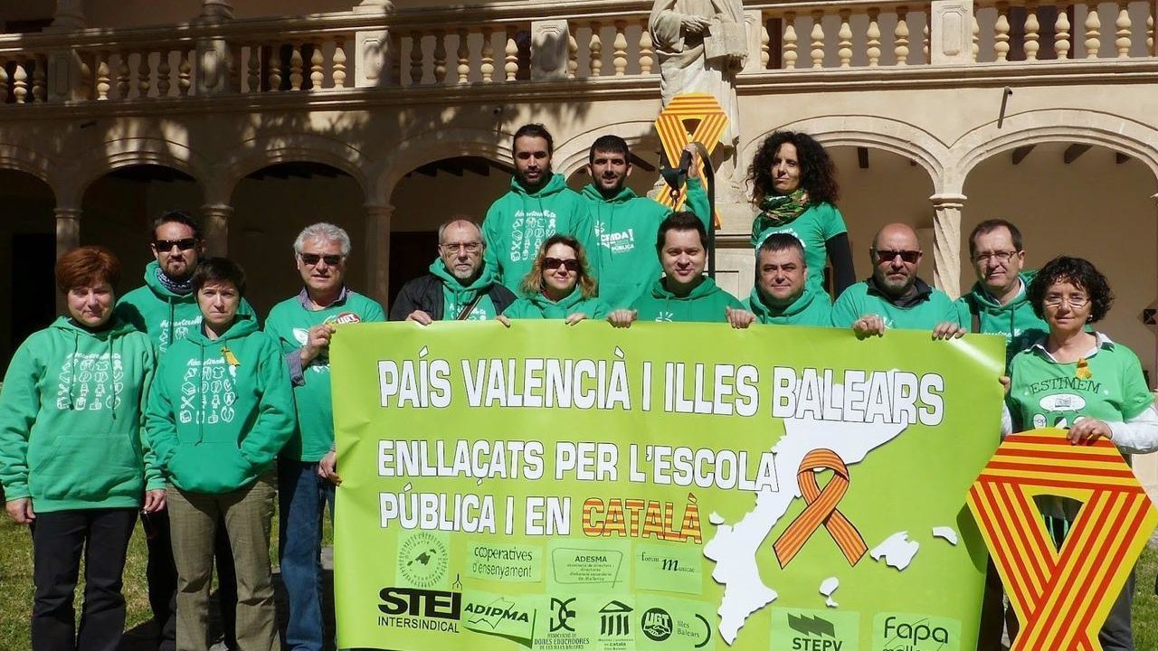 Concentración de profesores y padres de Baleares contra el decreto de bilingüismo en la educación.