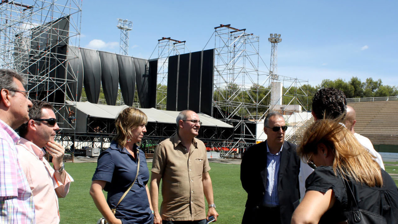 El alcalde de Benidorm, Agustín Navarro (con gafas de sol oscuras), visita la localización del festival Low Cost.