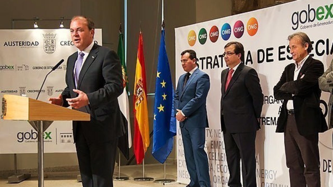 José Antonio Monago (izquierda), con los líderes de IU, Pedro Escobar (primero por la derecha), y el del PSOE, Guillermo Fernández Vara (segundo por la derecha).