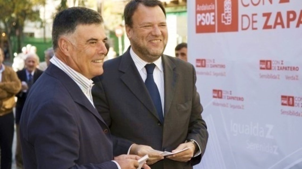 José Antonio Viera, cuando era secretario general del PSOE de la provincia de Sevilla, y Alfredo Sánchez Monteseirín, anterior alcalde de Sevilla.