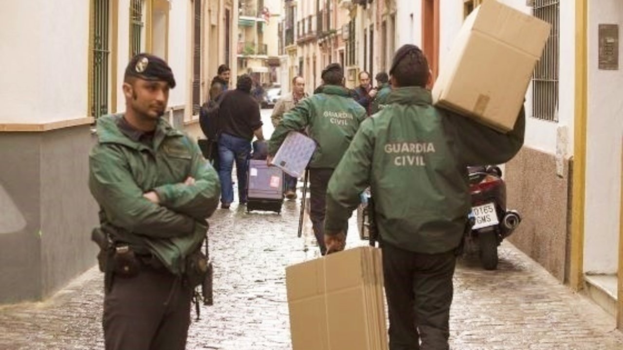 Agentes de la Guardia Civil sacan documentos del registro de la sede de UGT en Sevilla, a finales de diciembre.
