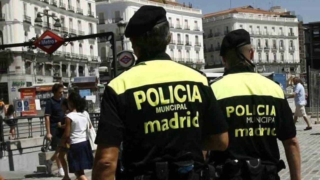 Dos agentes de la Policía Municipal de Madrid patrullan por la Puerta del Sol.