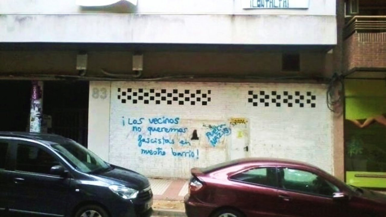 Pintada contra Movimiento Social Republicano debajo de su "hogar social" en Zaragoza.