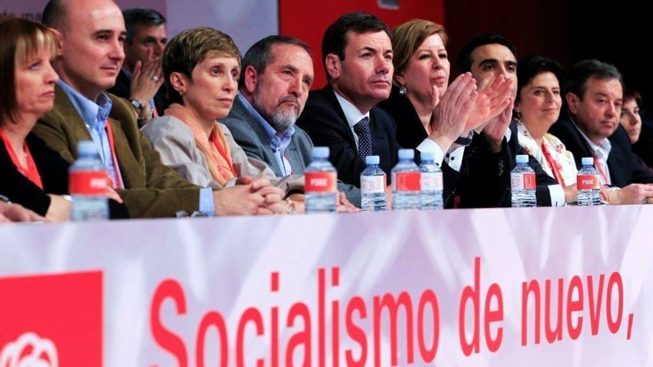 La ejecutiva del PSM, con Tomás Gómez en el centro aplaudiendo, en el último Congreso regional.