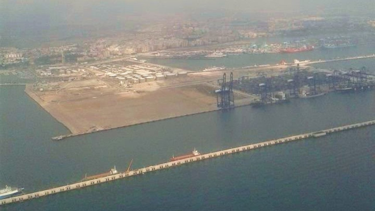 Fotografía de los rellenos del puerto de Algeciras que están difundiendo Defenders of Gibraltar.