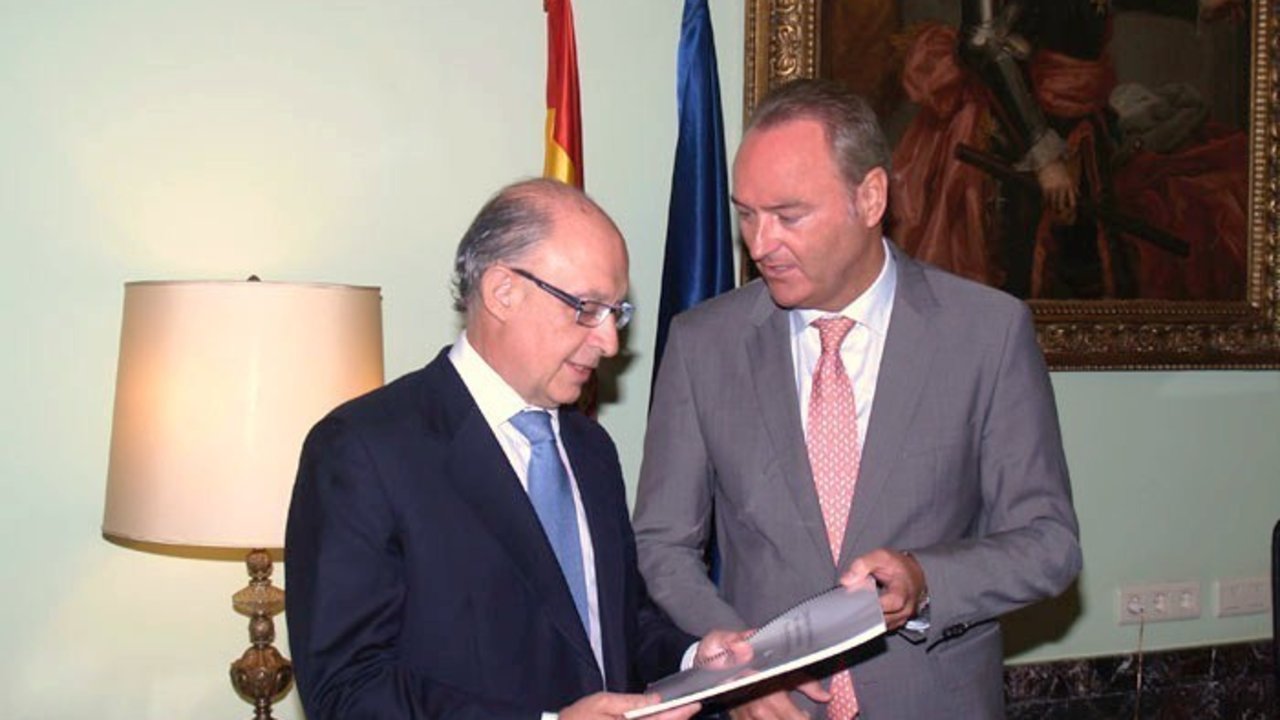 El ministro de Hacienda, Cristóbal Montoro, con el presidente valenciano, Alberto Fabra.