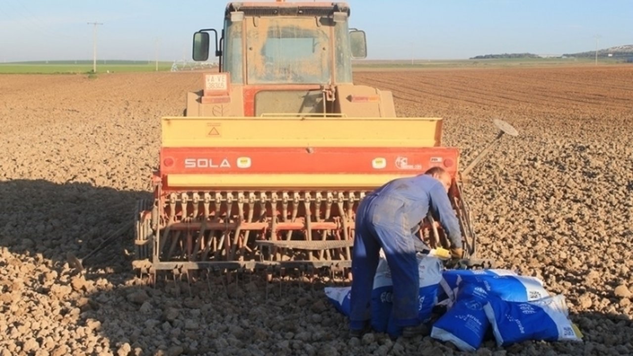Un agricultor trabajando la tierra.