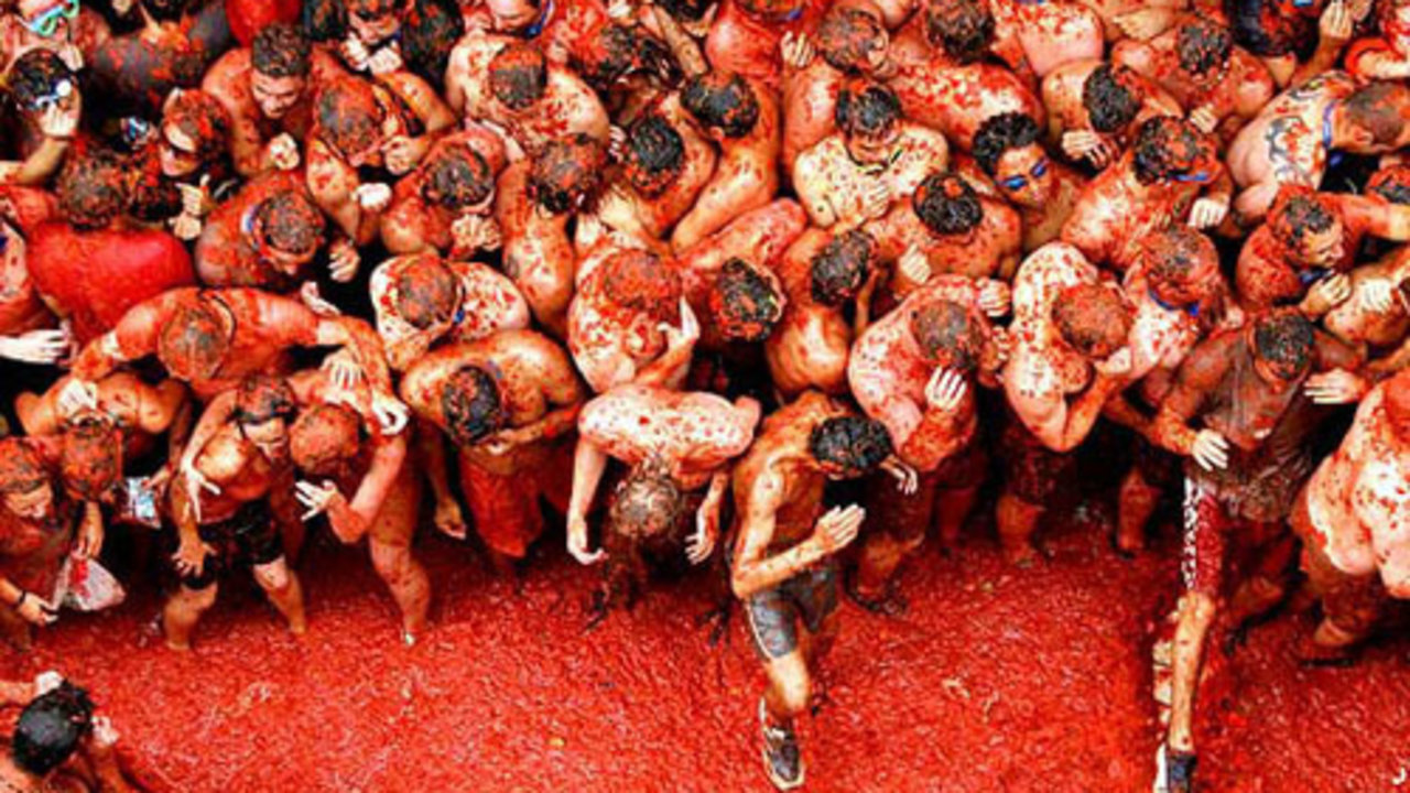Participantes en la tradicional batalla de tomates.