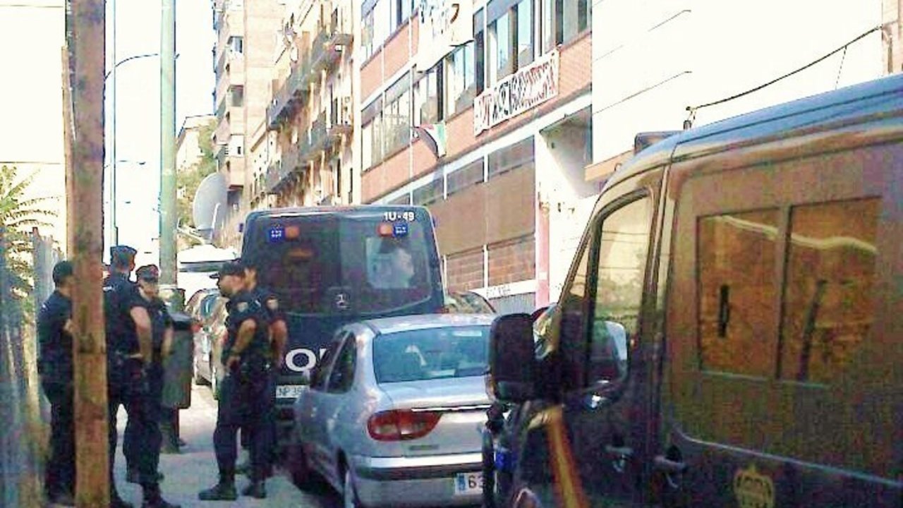 Policías nacionales a las puertas del "Hogar Social" de neonazis en Madrid.