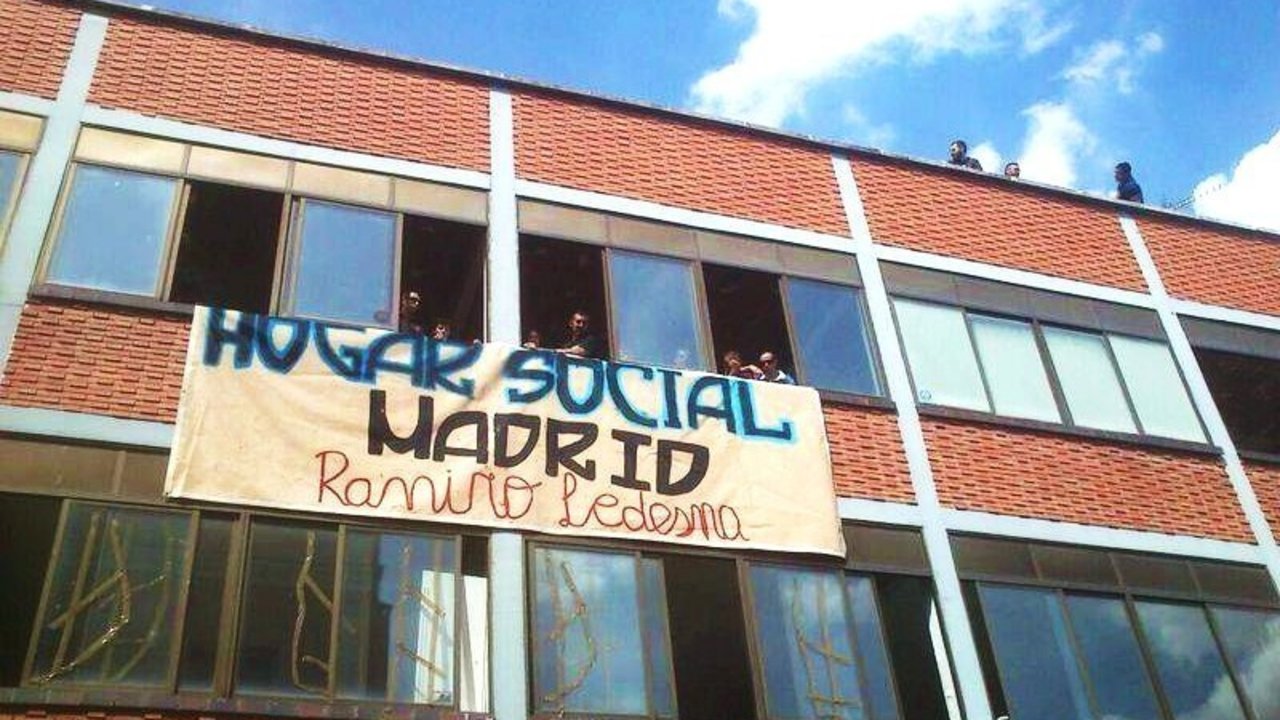 Neonazis en las ventanas y tejado del Hogar Social Ramiro Ledesma, en Madrid.