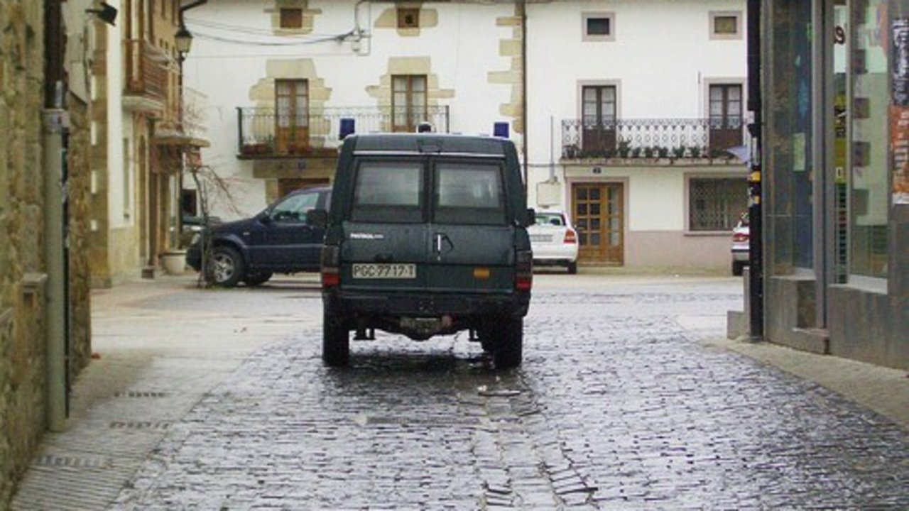 Un vehículo de la Guardia Civil circula por una calle de Alsasua.